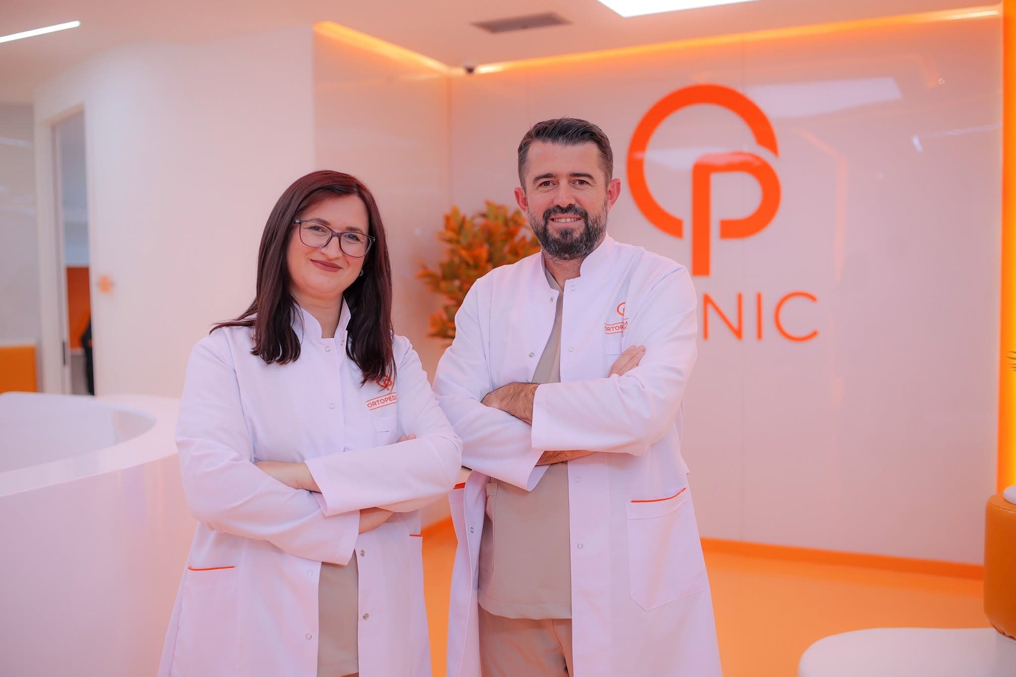 Mjekët e Ortopediatria Clinic në recepsionin e ri të klinikës
